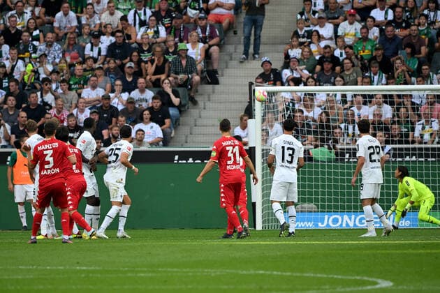 Sport Themen der Woche KW35 Sport Bilder des Tages Moenchengladbach, Borussia Park, 04.09.22, GER, Herren, 1.Bundesliga, Saison 2022-2023, Borussia Moenchengladbach - 1.FSV Mainz 05 Bild: Aaron (Mainz) macht das Tor zum 0:1 Nur fuer journalistische Zwecke! Only for editorial use! Gemaess den Vorgaben der DFL Deutsche Fußball Liga ist es untersagt, in dem Stadion und oder vom Spiel angefertigte Fotoaufnahmen in Form von Sequenzbildern und oder videoaehnlichen Fotostrecken zu verwerten bzw. verwerten zu lassen. DFL regulations prohibit any use of photographs as image sequences and or quasi-video. Nordrhein-Westfalen Deutschland *** Moenchengladbach, Borussia Park, 04 09 22, GER, Herren, 1 Bundesliga, Saison 2022 2023, Borussia Moenchengladbach 1 FSV Mainz 05 Bild Aaron Mainz macht das Tor zum 0 1 Nur fuer journalistische Zwecke Only for editorial use In accordance with the DFL Deutsche Fußball Liga regulations, it is prohibited, DFL regulations prohibit any use of photographs as image sequences and or quasi video North Rhine Westphalia Germany