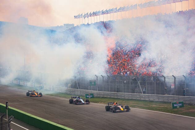11 PEREZ Sergio (mex), Red Bull Racing RB18, action spectators, fans, grandstands, gradins, orange army, celebrations during the Formula 1 Heineken Dutch Grand Prix 2022, 15th round of the 2022 FIA Formula One World Championship, WM, Weltmeisterschaft from September 2 to 4, 2022 on the Zandvoort Circuit, in Netherlands, Belgium - F1 - DUTCH GRAND PRIX 2022 - RACE DPPI Panoramic 00122036_AV6_0392