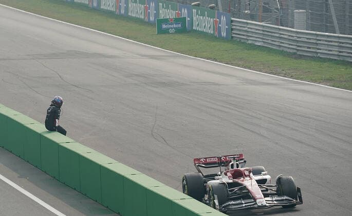 FORMULA 1 HEINEKEN DUTCH GRAND PRIX 2022 04.09.2022, Circuit Park Zandvoort, Zandvoort, FORMULA 1 HEINEKEN DUTCH GRAND PRIX 2022 , im Bild Valtteri Bottas (FIN), Alfa Romeo F1 Team ORLEN bleibt mit einem Defekt am Ender der Start.Zielgeraden lieggen..