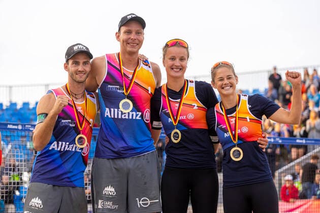 Bilder des Jahres 2022, Sport 09 September Sport Themen der Woche KW35 Sport Bilder des Tages Die Sieger v.l. Clemens Wickler, Nils Ehlers, Svenja Müller und Cinja Tillmann. Siegerehrung, Deutsche Beach-Volleyball Meisterschaften 2022, 04.09.22 Timmendorfer Strand Schleswig-Holstein Germany *** The winners from l Clemens Wickler, Nils Ehlers, Svenja Müller and Cinja Tillmann Award Ceremony, German Beach Volleyball Championships 2022, 04 09 22 Timmendorfer Strand Schleswig Holstein Germany Copyright: xAgentur54Gradx xJohnxGarvex