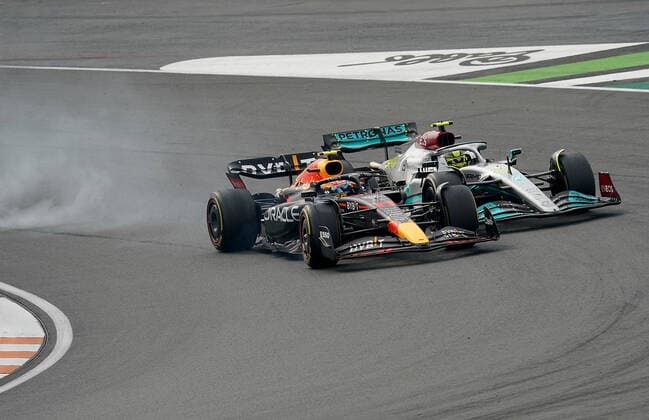 FORMULA 1 HEINEKEN DUTCH GRAND PRIX 2022 04.09.2022, Circuit Park Zandvoort, Zandvoort, FORMULA 1 HEINEKEN DUTCH GRAND PRIX 2022 , im Bild Sergio Perez (MEX), Oracle Red Bull Racing überholt Lewis Hamilton (GBR), Mercedes-AMG Petronas Formula One Team.