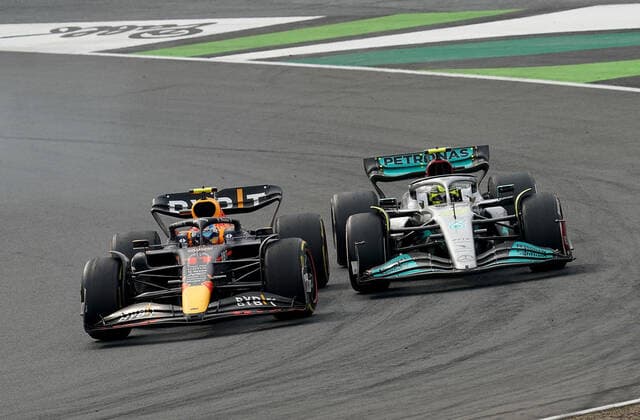 FORMULA 1 HEINEKEN DUTCH GRAND PRIX 2022 04.09.2022, Circuit Park Zandvoort, Zandvoort, FORMULA 1 HEINEKEN DUTCH GRAND PRIX 2022 , im Bild Sergio Perez (MEX), Oracle Red Bull Racing überholt Lewis Hamilton (GBR), Mercedes-AMG Petronas Formula One Team.