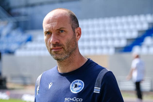 Daniel Scherning (Arminia Bielefeld,Cheftrainer), SV Darmstadt 98 vs. Arminia Bielefeld, Fussball, 2.Liga, 7.Spieltag, Saison 2022 2023, 04.09.2022, DFL REGULATIONS PROHIBIT ANY USE OF PHOTOGRAPHS AS IMAGE SEQUENCES AND OR QUASI VIDEO SV Darmstadt 98 vs. Arminia Bielefeld, Fussball, 2.Liga, 07.Spieltag, Saison 2022 2023, 04.09.2022 Darmstadt Copyright: xMichaelxBermelx EP_EER