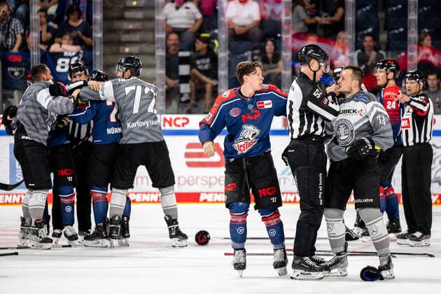 Bilder des Jahres 2022, Sport 09 September Sport Themen der Woche KW35 Sport Bilder des Tages 04.09.2022 - Eishockey - Saison 2022 2023 - BMW Cup - Finale: Nürnberg Ice Tigers Icetigers - HC Energie Karlovy Vary Karlsbad - ThHa - Schlägerei Danjo Leonhardt (53, Nürnberg Ice Tigers, Nuernberg Ice Tigers ) David Bernad (33, HC Energie Karlovy Vary Karlsbad ) hinten kämpft Dane Fox (74, Nürnberg Ice Tigers, Nuernberg Ice Tigers ) *** 04 09 2022 Ice Hockey Season 2022 2023 BMW Cup Final Nuremberg Ice Tigers Icetigers HC Energie Karlovy Vary Karlovy Vary ThHa Brawl Danjo Leonhardt 53, Nuremberg Ice Tigers, Nuremberg Ice Tigers David Bernad 33, HC Energie Karlovy Vary Karlovy Vary back fights Dane Fox 74, Nuremberg Ice Tigers, Nuremberg Ice Tigers