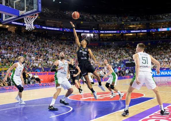 v.l. VALANCIUNAS Jonas (LTU), Maodo LO (GER), Aktion, Korbwurf, Wurf, Litauen (LTU) - Deutschland (GER), Vorrunde Gruppe B, am 04.09.2022 in Koeln. Basketball Europameisterschaft EuroBasket 2022 in Deutschland, vom 01.09. - 18.09.2022. Â