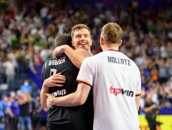 Schlussjubel v.l. Franz WAGNER (GER) , Andreas OBST (GER), Justus HOLLATZ (GER), Litauen (LTU) - Deutschland (GER), Vorrunde Gruppe B, am 04.09.2022 in Koeln. Basketball Europameisterschaft EuroBasket 2022 in Deutschland, vom 01.09. - 18.09.2022. Â