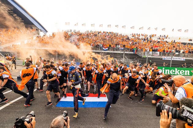 Team picture to celebrate the victory of VERSTAPPEN Max (ned), Red Bull Racing RB18, portrait during the Formula 1 Heineken Dutch Grand Prix 2022, 15th round of the 2022 FIA Formula One World Championship, WM, Weltmeisterschaft from September 2 to 4, 2022 on the Zandvoort Circuit, in Netherlands, Belgium - F1 - DUTCH GRAND PRIX 2022 - RACE DPPI Panoramic  00122036_GH_22034