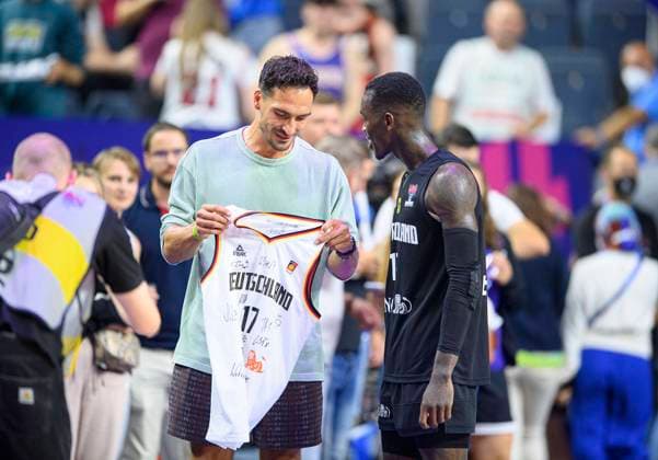 Fussballspieler Mats HUMMELS (GER BVB) bekommt von Dennis SCHROEDER (Schröder) r. (GER) ein Trikot der Nationalmannschaft mit Unterschriften der Mannschaft Litauen (LTU) - Deutschland (GER) 109:107 n.V., Vorrunde Gruppe B, am 04.09.2022 in Koeln. Basketball Europameisterschaft EuroBasket 2022 in Deutschland, vom 01.09. - 18.09.2022. Â