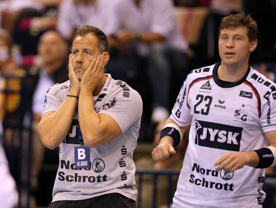Foto : skeptische Miene bei ... Trainer Maik Machulla (Flensburg) und rechts ... Goran Sogard Johannessen Handball Herren am 01.09.2022 1. Bundesliga HSV Hamburg - SG Flensburg 30 - 31