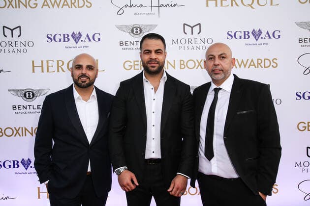 Boxen: Herqul 2022 - German Boxing Award, Berlin, 04.09.2022 v.l.: Garen Mahrabian, XX und Ramin Seyed Berlin Germany
