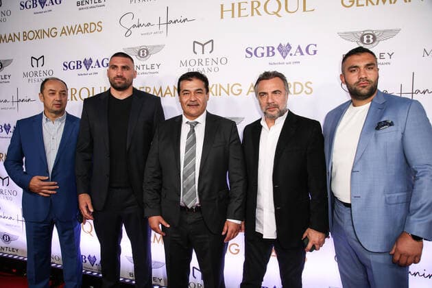 Boxen: Herqul 2022 - German Boxing Award, Berlin, 04.09.2022 v.l.: Bülent Baser, Victor Faust, Promoter Erol Ceylan, Oktay Kaynarca und Ali Eren Demirecen Berlin Germany