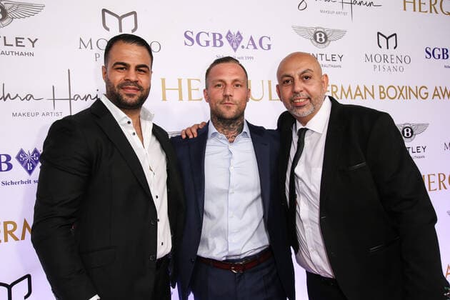 Boxen: Herqul 2022 - German Boxing Award, Berlin, 04.09.2022 v.l.: Garen Mehrabian, Kontra K und Ramin Seyed Berlin Germany