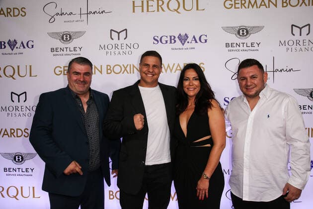 Boxen: Herqul 2022 - German Boxing Award, Berlin, 04.09.2022 Fides Boxmanagement (v.l.): XX, Tyron Zeuge, Nadine Rasche und Burim Sylejmani Berlin Germany