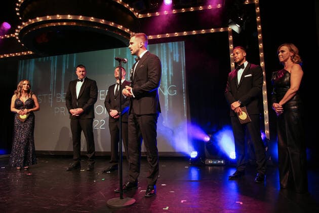 Boxen: Herqul 2022 - German Boxing Award, Berlin, 04.09.2022 Auszeichnung beste Berichterstattung: Redaktion Boxen1, Jonny Orban Berlin Germany