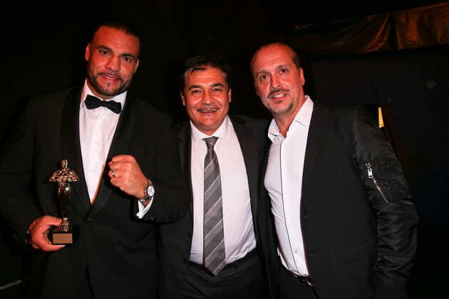 Boxen: Herqul 2022 - German Boxing Award, Berlin, 04.09.2022 Auszeichnung Comeback des Jahres: Mahmoud Manuel Charr, Promoter Erol Ceylan (EC Boxing) und Alex Christensen Berlin Germany