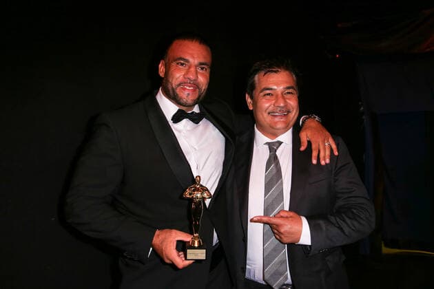 Boxen: Herqul 2022 - German Boxing Award, Berlin, 04.09.2022 Auszeichnung Comeback des Jahres: Mahmoud Manuel Charr, Promoter Erol Ceylan (EC Boxing) und Alex Christensen Berlin Germany
