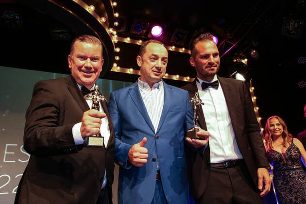 Boxen: Herqul 2022 - German Boxing Award, Berlin, 04.09.2022 Trainer des Jahres: Jörg Lubrich nimmt den Preis für Connie Mittermeyer (Trainer des Jahres) entgegen, Bülent Baser (auch Trainer des Jahres) und Teddy-O Berlin Germany