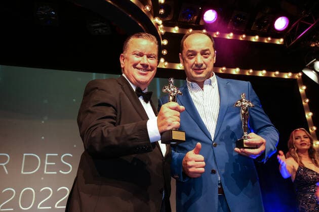 Boxen: Herqul 2022 - German Boxing Award, Berlin, 04.09.2022 Trainer des Jahres: Jörg Lubrich nimmt den Preis für Connie Mittermeyer (Trainer des Jahres) entgegen, Bülent Baser (auch Trainer des Jahres) Berlin Germany