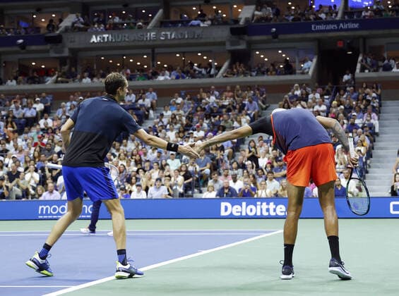 Sport Themen der Woche KW35 Sport Bilder des Tages Daniil Medvedev of Russia comes to the other side of the net to check on Nick Kyrgios of Australia after Kyrgios falls down on the court returning a ball in the third set of their fourth round match in Arthur Ashe Stadium at the 2022 US Open Tennis Championships in Arthur Ashe Stadium at the USTA Billie Jean King National Tennis Center in New York City on Sunday, September 4, 2022.  NYP20220904162 JOHNxANGELILLO