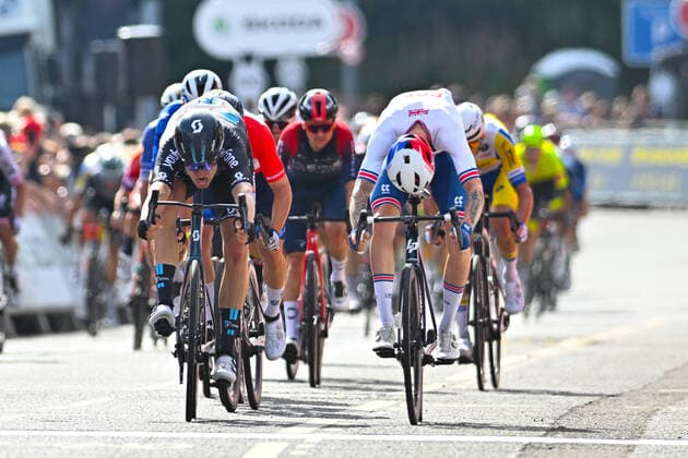 Bilder des Jahres 2022, Sport 09 September Sport Themen der Woche KW36 Sport Bilder des Tages Sport Bilder des Tages Picture by Will Palmer SWpix.com - 05 09 2022 - Cycling - 2022 AJ Bell Tour of Britain - Stage 2: Hawick to Duns, Scotland - Cees Bol of Team DSM taking the victory with Jake Stewart of Team Great Britain in second 2022 AJ Bell Tour of Britain SWP-1831-0173
