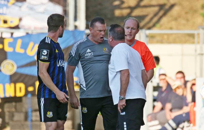 Sport Themen der Woche KW36 Sport Bilder des Tages Sport Bilder des Tages 05.09.2022, Fussball, Herren, 3.Liga, Saison 2022 2023, 1.FC Saarbrücken - SV Wehen Wiesbaden, Trainer Uwe Koschinat (1.FC Saarbrücken) und Trainer Markus Kauczinski (Wehen Wiesbaden) meckern sich an Saarbrücken Ludwigsparkstadion Saarland Deutschland (DE) *** 05 09 2022, football, men, 3 league, season 2022 2023, 1 FC Saarbrücken SV Wehen Wiesbaden, coach Uwe Koschinat 1 FC Saarbrücken and coach Markus Kauczinski Wehen Wiesbaden grumble at Saarbrücken Ludwigsparkstadion Saarland Germany EN