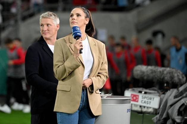 Koeln, Rheinenergiestadion, 31.08.22, GER, Herren, DFB-Pokal, 1.Runde, Saison 2022-2023, Viktoria Koeln - FC Bayern Muenchen Bild: v.li. Bastian Schweinsteiger und Esther Sedlaczek Nur fuer journalistische Zwecke! Only for editorial use! Gemaess den Vorgaben der DFL Deutsche Fußball Liga ist es untersagt, in dem Stadion und oder vom Spiel angefertigte Fotoaufnahmen in Form von Sequenzbildern und oder videoaehnlichen Fotostrecken zu verwerten bzw. verwerten zu lassen. DFL regulations prohibit any use of photographs as image sequences and or quasi-video. Nordrhein-Westfalen Deutschland *** Koeln, Rheinenergiestadion, 31 08 22, GER, Herren, DFB Pokal, 1 Runde, Saison 2022 2023, Viktoria Koeln FC Bayern Muenchen Bild v li Bastian Schweinsteiger und Esther Sedlaczek Nur fuer journalistische Zwecke Only for editorial use According to the regulations of the DFL Deutsche Fußball Liga it is prohibited, DFL regulations prohibit any use of photographs as image sequences and or quasi video North Rhine Westphalia Germany