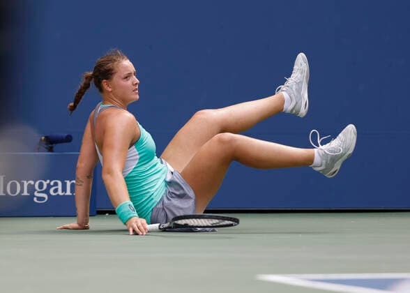 Sport Themen der Woche KW36 Sport Bilder des Tages Sport Bilder des Tages Jule Niemeier rutscht aus und stuerzt zu Boden Tennis - US Open 2022 - Grand Slam - Billie Jean King Tennis Center - New York - New York - USA - 5 September 2022. *** Jule Niemeier slips and falls to the ground Tennis US Open 2022 Grand Slam Billie Jean King Tennis Center New York New York USA 5 September 2022 Copyright: xJuergenxHasenkopfx