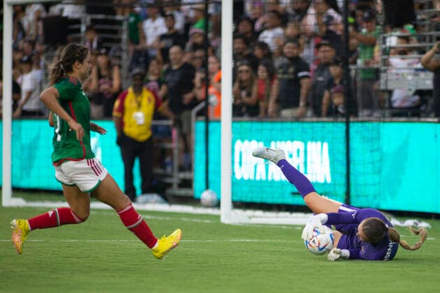 Mexico Player Adrian Iturbide vies for the ball against Brittany Isennhour (R) Los Angel City FC, during a friendly game, at the Banc of California Stadium in Los Angeles, 5 September 2022. Los Angel City FC - Mexico s Women national team, Nationalteam !ACHTUNG: NUR REDAKTIONELLE NUTZUNG!  Copyright: xARMANDOxARORIZOx AME4915 20220906-2febb1851f9f593d5cb60e19f623aefcd525d59b