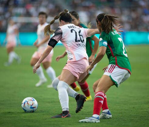 Mexico Player Karina Anais Rodriguez vies for the ball against Hope Breslin (L) Los Angel City FC, during a friendly game, at the Banc of California Stadium in Los Angeles, 5 September 2022. Los Angel City FC - Mexico s Women national team, Nationalteam !ACHTUNG: NUR REDAKTIONELLE NUTZUNG!  Copyright: xARMANDOxARORIZOx AME4913 20220906-7fe45b5a87f4ef71ff4d198f139db6508b4af183