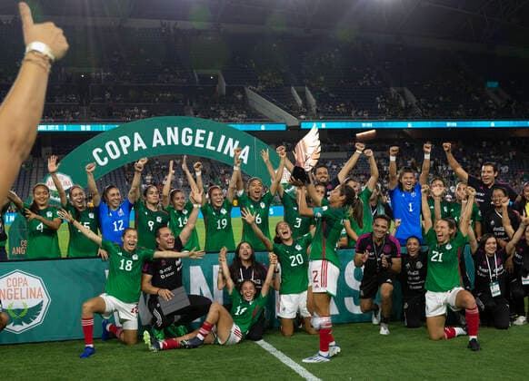 Mexico s players celebrate with the Angelina Cup trophy after winning the friendly match against Angel City FC, at the Bank of California Stadium in Los Angeles, USA, 05 September 2022. Angel City - Mexico !ACHTUNG: NUR REDAKTIONELLE NUTZUNG!  Copyright: xARMANDOxARORIZOx AME4917 20220906-cad063103021898836009def0e756502df9cda2f