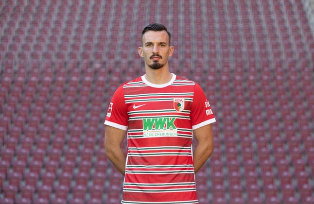 Mergim Berisha; FC Augsburg; 1. BL, Porträttermin 2022 2023,