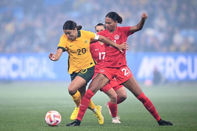 SOCCER AUSTRALIA CANADA WOMEN, Sam Kerr of the Matildas competes for possession with Shelina Zadorsky of Canada during the Women s International Friendly, Länderspiel, Nationalmannschaft soccer match between Australia and Canada at Allianz Stadium in Sydney, Tuesday, September 6, 2022. ( NO ARCHIVING, EDITORIAL USE ONLY, NO USE IN BOOKS WITHOUT CONSENT SYDNEY NEW SOUTH WALES AUSTRALIA  Copyright: xDANxHIMBRECHTSx 20220906001699114321