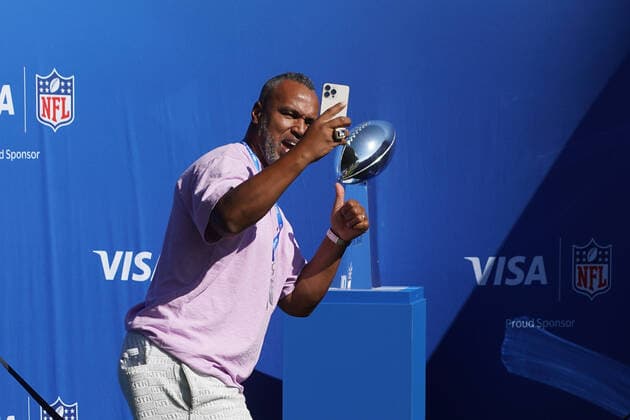 Sport Themen der Woche KW36 Sport Bilder des Tages ELF Commissioner Patrick Esume macht ein Selfie mit der Vince Lombardi Trophy - Frankfurt 06.09.2022: NFL, American Football Herren, USA Trophy Tour in Frankfurt *** ELF Commissioner Patrick Esume takes a selfie with the Vince Lombardi Trophy Frankfurt 06 09 2022 NFL Trophy Tour in Frankfurt, Germany.