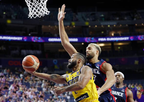 Sport Themen der Woche KW36 Sport Bilder des Tages 06.09.2022, Bosnia and Herzegovina vs. France, FIBA EuroBasket 2022 , Germany, Koeln, Lanxess-Arena, Im Bild: v.li. John Roberson (BIH, 2) und Rudy Gobert (FRA, 27) *** 06 09 2022, Bosnia and Herzegovina vs France, FIBA EuroBasket 2022 , Germany, Koeln, Lanxess Arena, In picture from left John Roberson BIH, 2 and Rudy Gobert FRA, 27 Copyright: HMBxMedia xHeikoxBecker