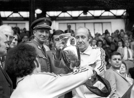 EM72 Finale Deutschland - Russland 3:0 in Brüssel: Franz Beckenbauer übergibt Bundestrainer Helmut Schön den EM - Pokal *** EM72 Final Germany Russia 3 0 in Brussels Franz Beckenbauer hands over the EM trophy to national coach Helmut Schön HM