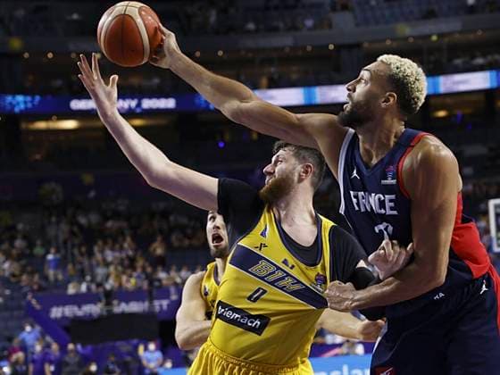 06.09.2022, Bosnia and Herzegovina vs. France, FIBA EuroBasket 2022 , Germany, Koeln, Lanxess-Arena, Im Bild: v.li. Jusuf Nurkic (BIH, 0) und Rudy Gobert (FRA, 27) Copyright: HMBxMedia xHeikoxBecker