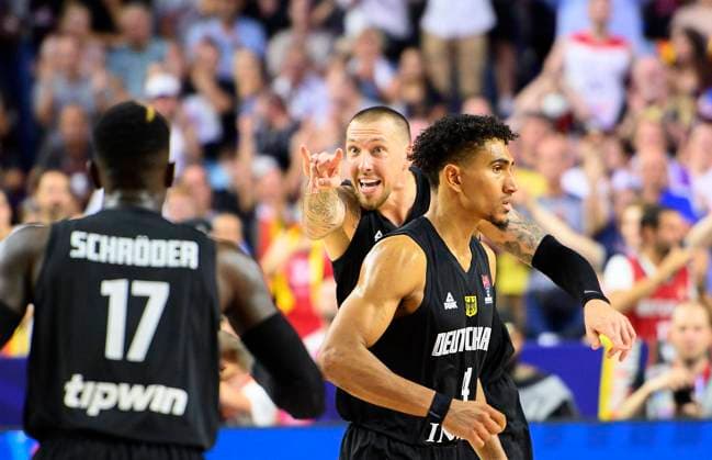 Daniel THEIS (GER) Gestik, Geste, v.l. Dennis SCHROEDER (Schröder) (GER), Daniel THEIS (GER), Maodo LO (GER) Litauen (LTU) - Deutschland (GER) 109:107 n.V., Vorrunde Gruppe B, am 04.09.2022 in Koeln. Basketball Europameisterschaft EuroBasket 2022 in Deutschland, vom 01.09. - 18.09.2022. Â