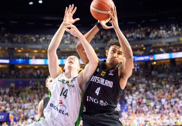 v.l. ECHODAS Martynas (LTU), Maodo LO (GER), Zweikampf, Aktion, Litauen (LTU) - Deutschland (GER) 109:107 n.V., Vorrunde Gruppe B, am 04.09.2022 in Koeln. Basketball Europameisterschaft EuroBasket 2022 in Deutschland, vom 01.09. - 18.09.2022. Â