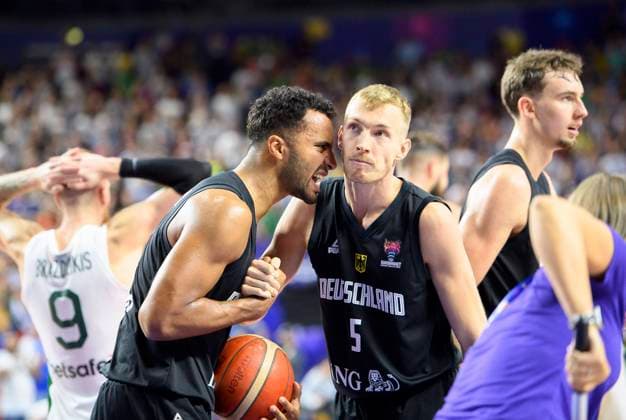 v.l. Johannes THIEMANN (GER), Niels GIFFEY (GER) Emotional, Jubel Litauen (LTU) - Deutschland (GER) 109:107 n.V., Vorrunde Gruppe B, am 04.09.2022 in Koeln. Basketball Europameisterschaft EuroBasket 2022 in Deutschland, vom 01.09. - 18.09.2022. Â