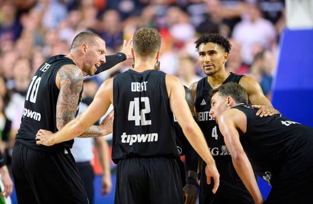 v.l.Daniel THEIS (GER), Andreas OBST (GER), Maodo LO (GER), Franz WAGNER (GER) Gestik, Geste, Gespraech Litauen (LTU) - Deutschland (GER) 109:107 n.V., Vorrunde Gruppe B, am 04.09.2022 in Koeln. Basketball Europameisterschaft EuroBasket 2022 in Deutschland, vom 01.09. - 18.09.2022. Â