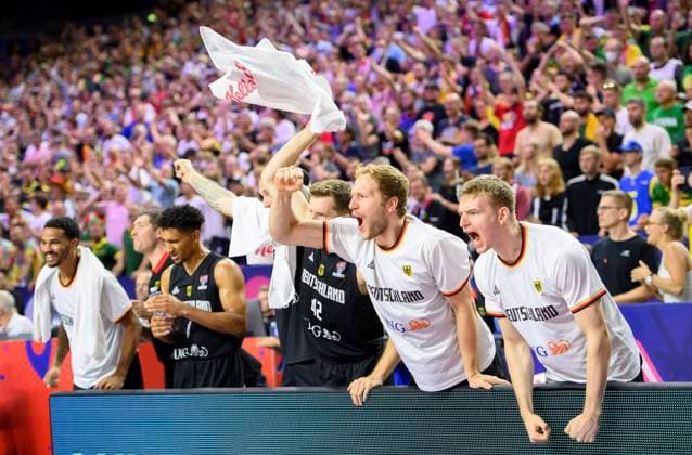 Jubel der Spieler auf der Bank v.r. Justus HOLLATZ (GER), Christian SENGFELDER (GER), Andreas OBST (GER), Maodo LO (GER), Nick WEILER-BABB (GER) Litauen (LTU) - Deutschland (GER) 109:107 n.V., Vorrunde Gruppe B, am 04.09.2022 in Koeln. Basketball Europameisterschaft EuroBasket 2022 in Deutschland, vom 01.09. - 18.09.2022. Â