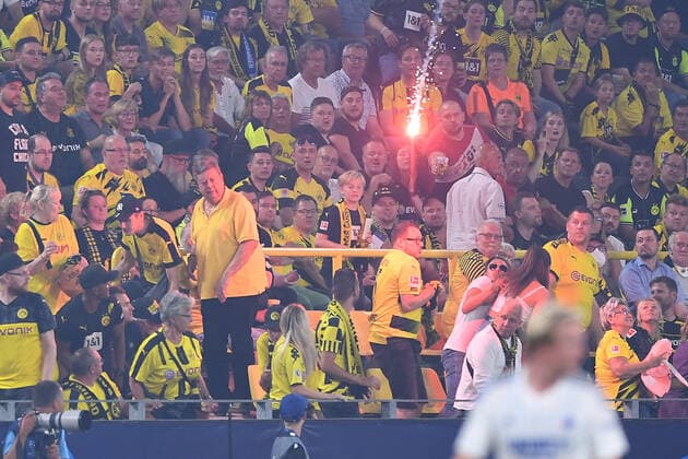 Sport Themen der Woche KW36 Sport Bilder des Tages Fußball Champions League Gruppenphase 1. Spieltag Borussia Dortmund - FC Kopenhagen am 06.09.2022 im Signal Iduna Park in Dortmund Kopenhagen Fans werfen Pyro Pyrotechnik Leuchtkörper Bengalos in Dortmund Fanblock *** Soccer Champions League group stage 1 matchday Borussia Dortmund FC Copenhagen on 06 09 2022 at Signal Iduna Park in Dortmund Copenhagen fans throw pyro pyrotechnics flares Bengalos in Dortmund fan block xHDx