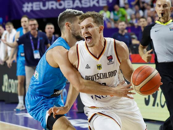 06.09.2022, Deutschland vs. Slowenien, FIBA EuroBasket 2022 , Germany, Koeln, Lanxess-Arena, Im Bild: v.li. Aleksej Nikolic (SLO, 6) und Andreas Obst (GER, 42) Copyright: HMBxMedia xHeikoxBecker
