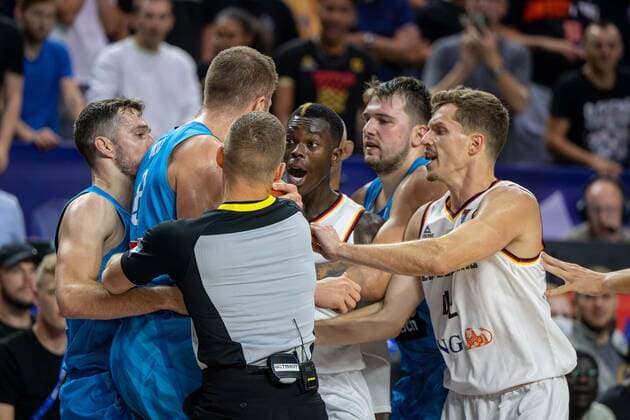 Sport Themen der Woche KW36 Basketball Köln 06.09.2022 Eurobasket 2022 Vorrunde Deutschland (GER) - Slowenien (SLO) Dennis Schröder Schroeder (Deutschland, No.17) Schröder Schroder Streit mit Edo Nuric (Slowenien, No.08) *** Basketball Cologne 06 09 2022 Eurobasket 2022 preliminary round Germany GER Slovenia SLO Dennis Schröder Schroeder Germany, No 17 Schröder Schroder dispute with Edo Nuric Slovenia, No 08