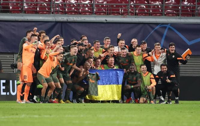 Sport Themen der Woche KW36 Donezk Mannschaft feiert Sieg, Mannschafsfoto nach Spielende vor den eigenen Fans Fußball Fussball UEFA Champions League CL Herren Saison 2022 2023 06.09.2022 Rasen Ballsport RB Leipzig RBL vs. Schachtar Donezk Shakhtar Donetsk DFL regulations prohibit any use of photographs as image sequences and or quasi-video. *** Donetsk team celebrates victory, team photo after end of match in front of own fans Sport Football UEFA Champions League CL men season 2022 2023 06 09 2022 Rasen Ballsport RB Leipzig RBL vs Shakhtar Donetsk Shakhtar Donetsk DFL regulations prohibit any use of photographs as image sequences and or quasi video
