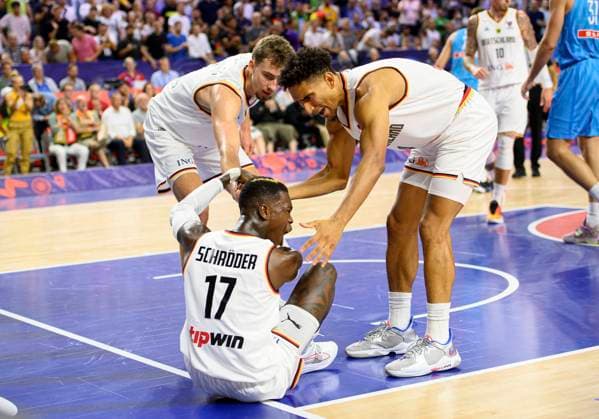 Jubel GER, v.l. Franz WAGNER (GER), Dennis SCHROEDER (Schröder) (GER), Maodo LO (GER) Deutschland (GER) - Slowenien (SLO), Vorrunde Gruppe B, am 06.09.2022 in Koeln. Basketball Europameisterschaft EuroBasket 2022 in Deutschland, vom 01.09. - 18.09.2022. Â