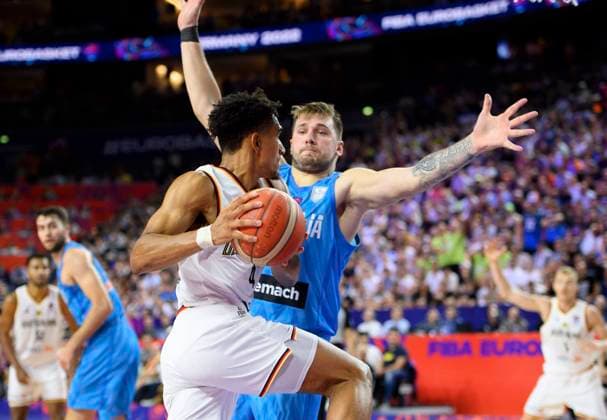 Kein Durchkommen fuer Maodo LO (GER) gegen DONCIC Luka (SLO), Aktion, zweikampf, Deutschland (GER) - Slowenien (SLO), Vorrunde Gruppe B, am 06.09.2022 in Koeln. Basketball Europameisterschaft EuroBasket 2022 in Deutschland, vom 01.09. - 18.09.2022. Â