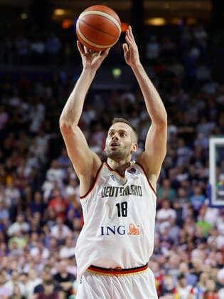 06.09.2022, Deutschland vs. Slowenien, FIBA EuroBasket 2022 , Germany, Koeln, Lanxess-Arena, Im Bild: v.li. Jonas Wohlfarth-Bottermann (GER, 18) Copyright: HMBxMedia xHeikoxBecker