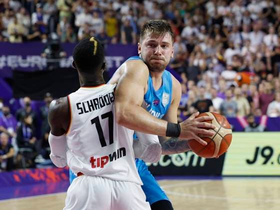 06.09.2022, Deutschland vs. Slowenien, FIBA EuroBasket 2022 , Germany, Koeln, Lanxess-Arena, Im Bild: v.li. Dennis Schroeder (GER, 17) und Luka Doncic (SLO, 77) Copyright: HMBxMedia xHeikoxBecker