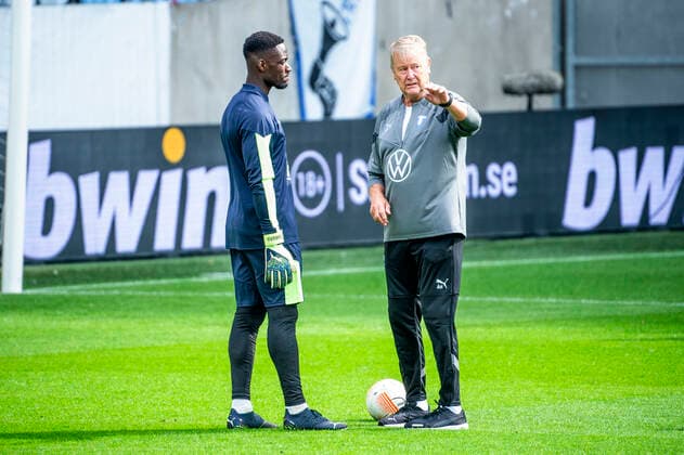 Fußball, EL, Malmö FF Training 220907 Goalkeeper Ismael Diawara and head coach Age Hareide during a training session with Malmö FF on September 7, 2022 in Malmö. Photo: Christian Örnberg BILDBYRAN COP 166 CO0226 fotboll football soccer fotball uefa europa league träning practice training malmö ff bbeng Copyright: CHRISTIANxÖRNBERG BB220907CO012